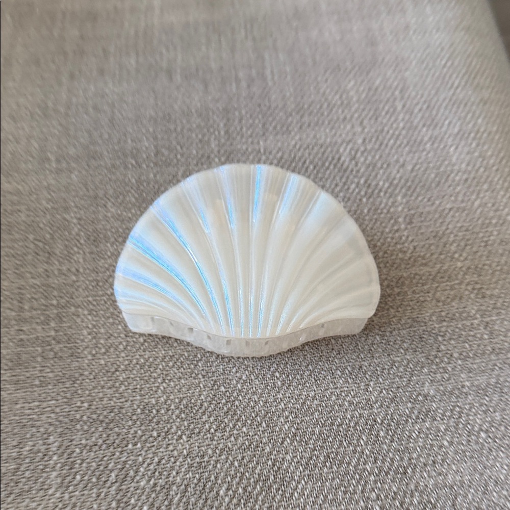 White Shell-Shaped Hair clip